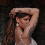 Stunning portrait of a tattooed woman in Santiago de Querétaro, capturing beauty and elegance.